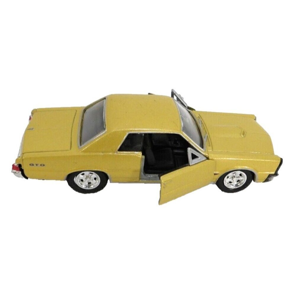 WELLY gold 1965 Pontiac GTO #2313 die cast model car vintage approx 4 3/4" long
